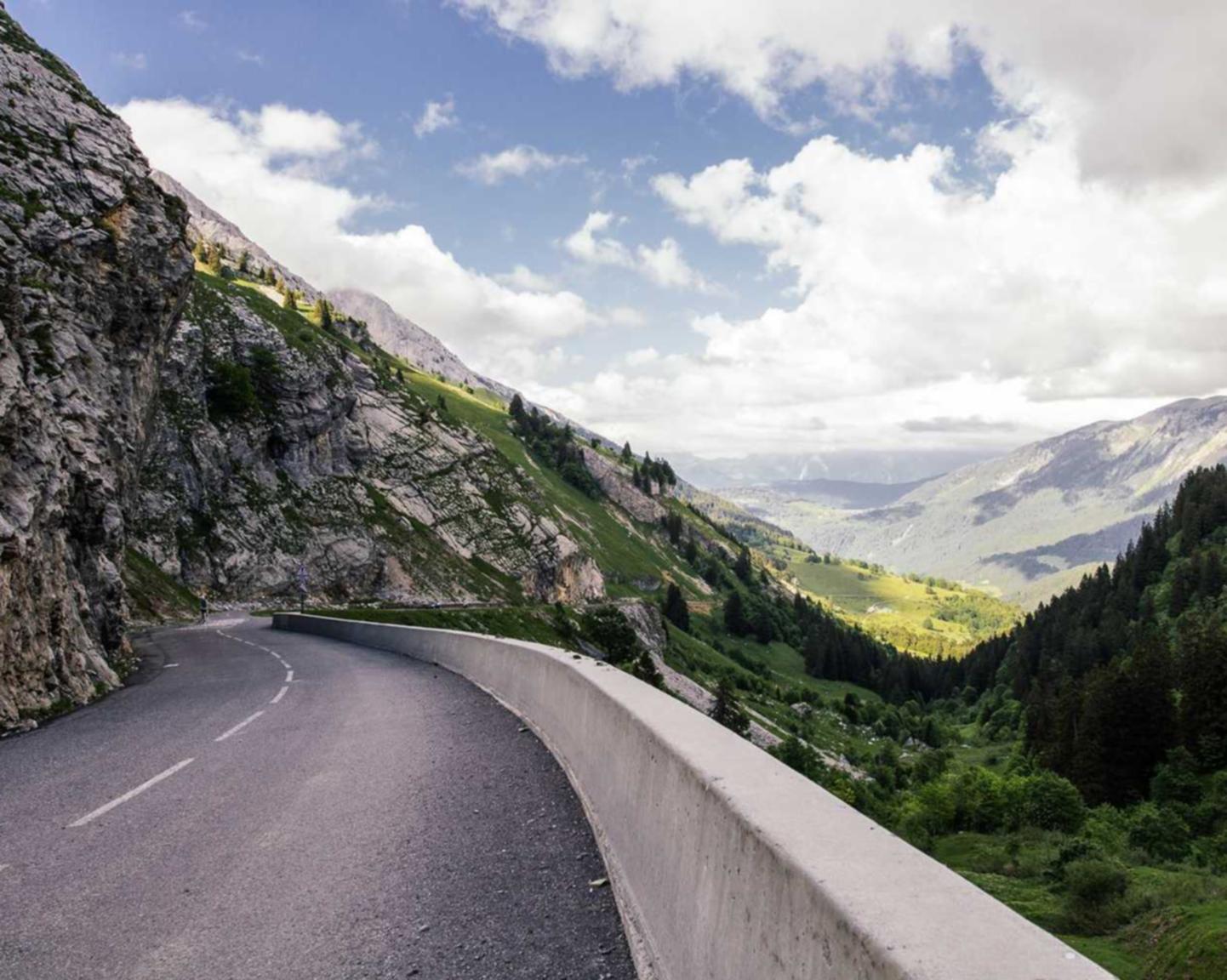 游戏厂商是否应该依靠玩家的举报来制裁技术支持行为？